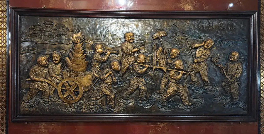 Bas-relief décoratif accroché au mur du Restaurant Kinh Do