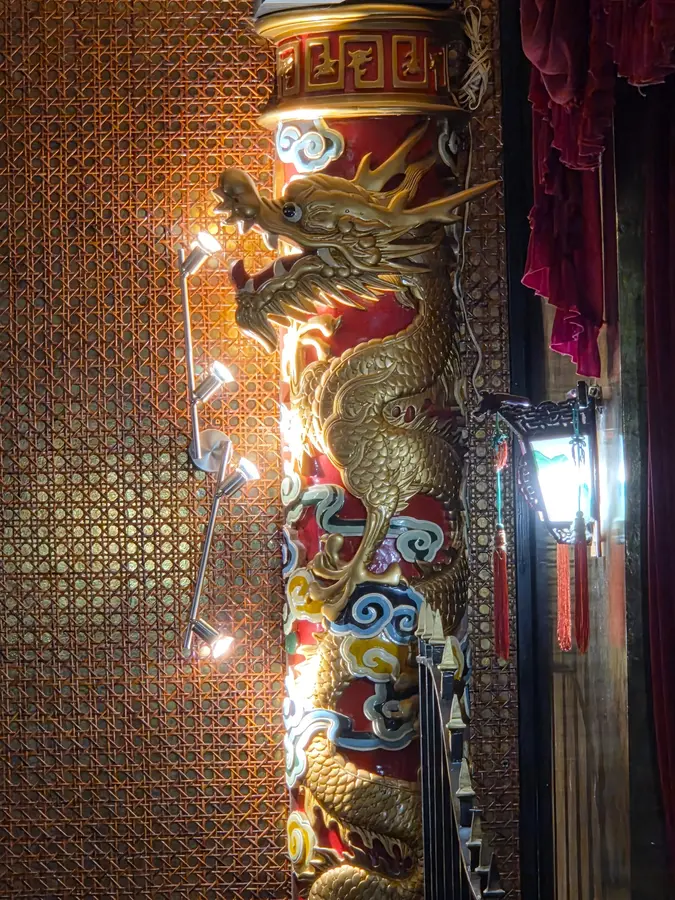 Décoration en forme de dragon à l’intérieur du restaurant