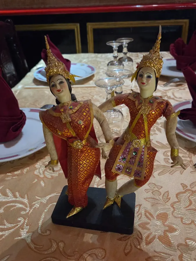 Figurines décoratives sur une table du restaurant