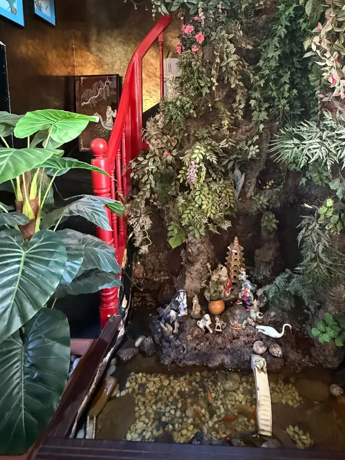 Plantes et décor végétal à l’intérieur du Restaurant Kinh Do