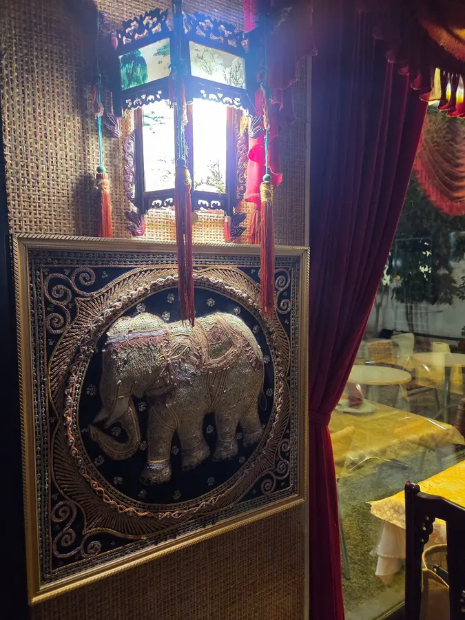 Lampe et décoration représentant un éléphant dans le restaurant