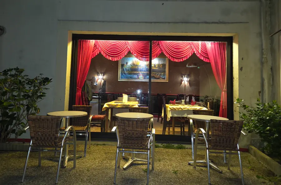 Patio et fenêtre de la salle du Restaurant Kinh Do à Auray