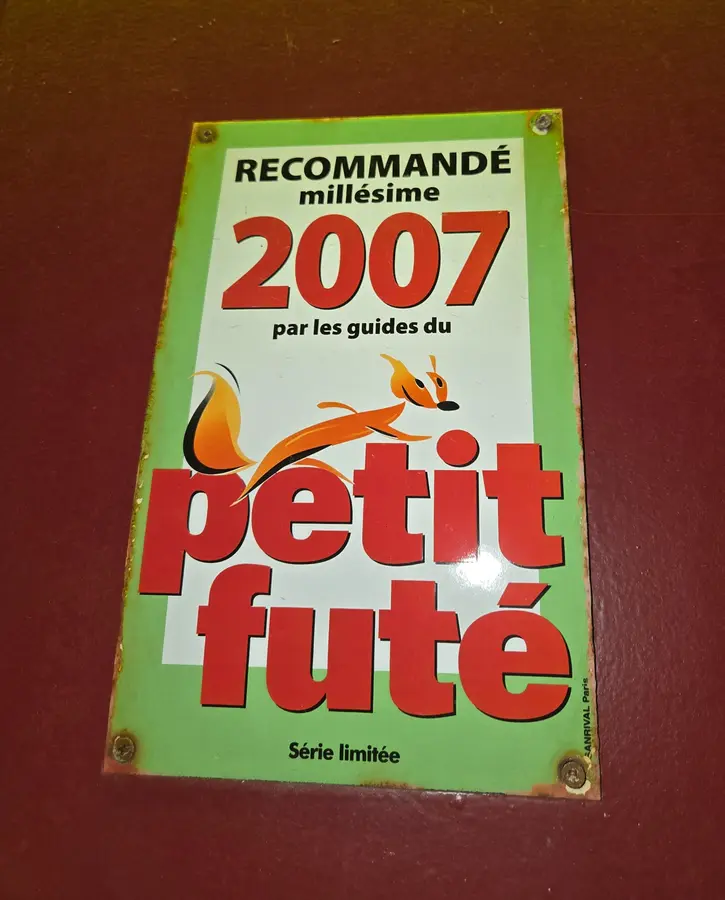 Ancienne plaque Petit Futé datée de 2007 affichée au restaurant