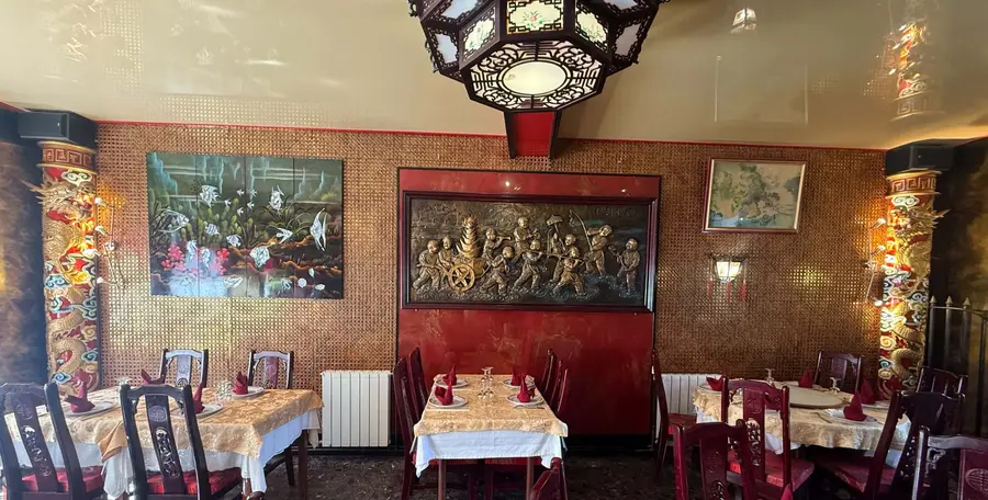 Tables dressées et tableaux dans la salle du restaurant