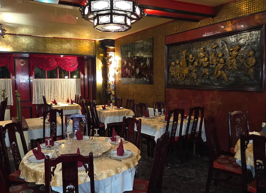 Tables dressées dans la salle du Restaurant Kinh Do à Auray