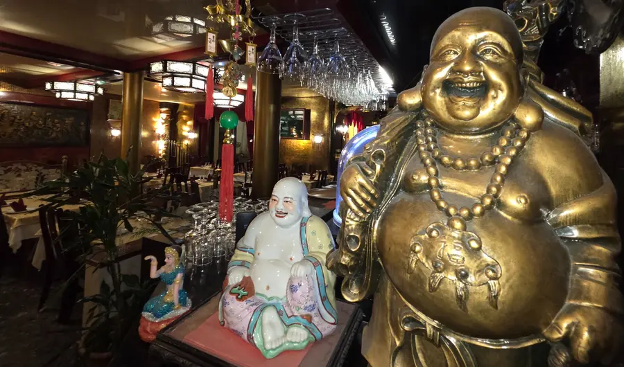 Statue de Bouddha et décorations dans la salle du restaurant