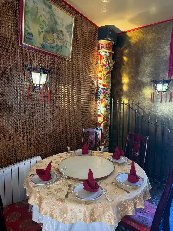 Table dressée dans un coin de la salle du Restaurant Kinh Do