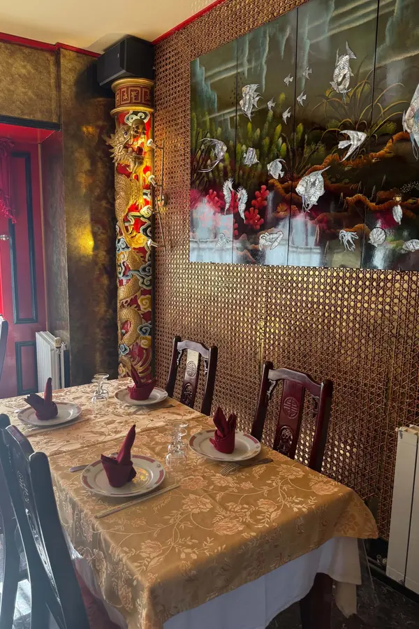 Table dressée près d’un tableau et d’une colonne décorative