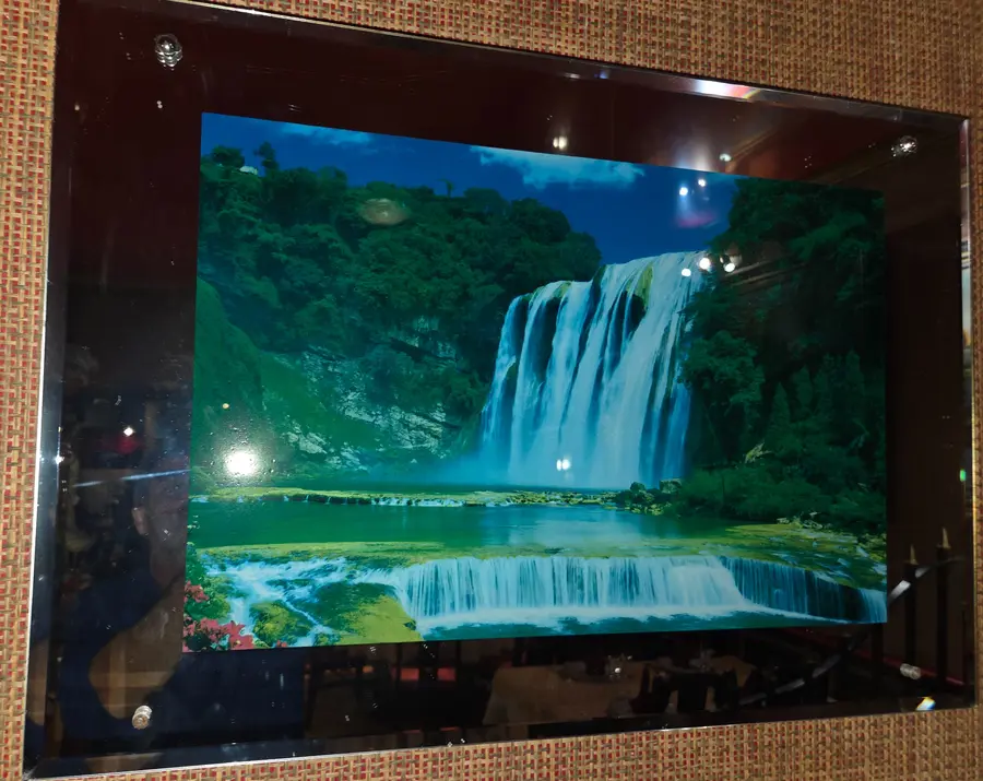 Tableau représentant une cascade dans le restaurant