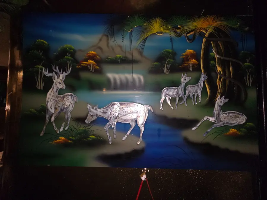 Tableau représentant des cerfs dans le restaurant