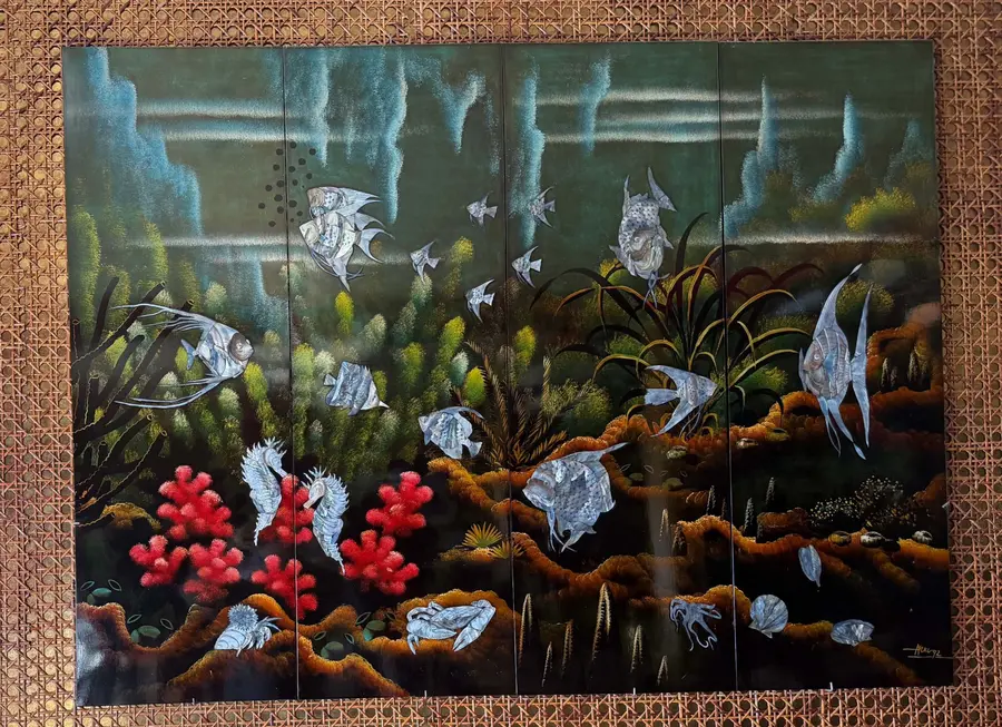 Tableau représentant des poissons exposé dans le restaurant