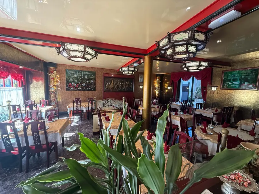 Vue d’ensemble de la salle et des tables du Restaurant Kinh Do à Auray