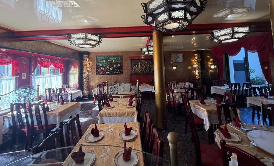Salle du Restaurant Kinh Do à Auray et ses tables dressées