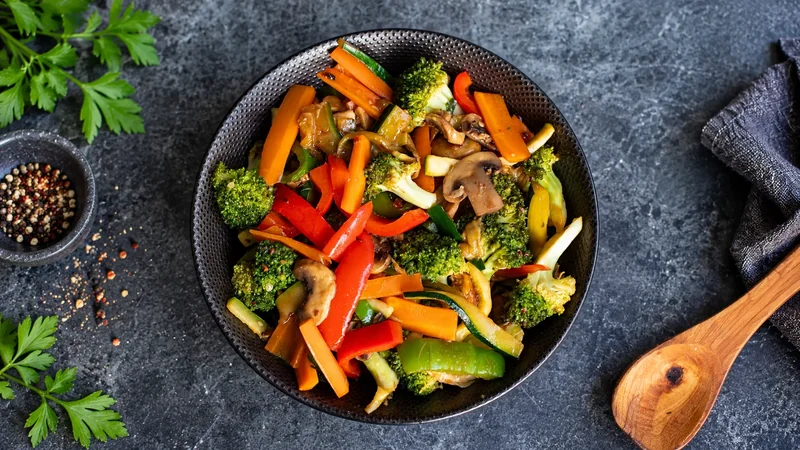 Plat de légumes sautés au wok