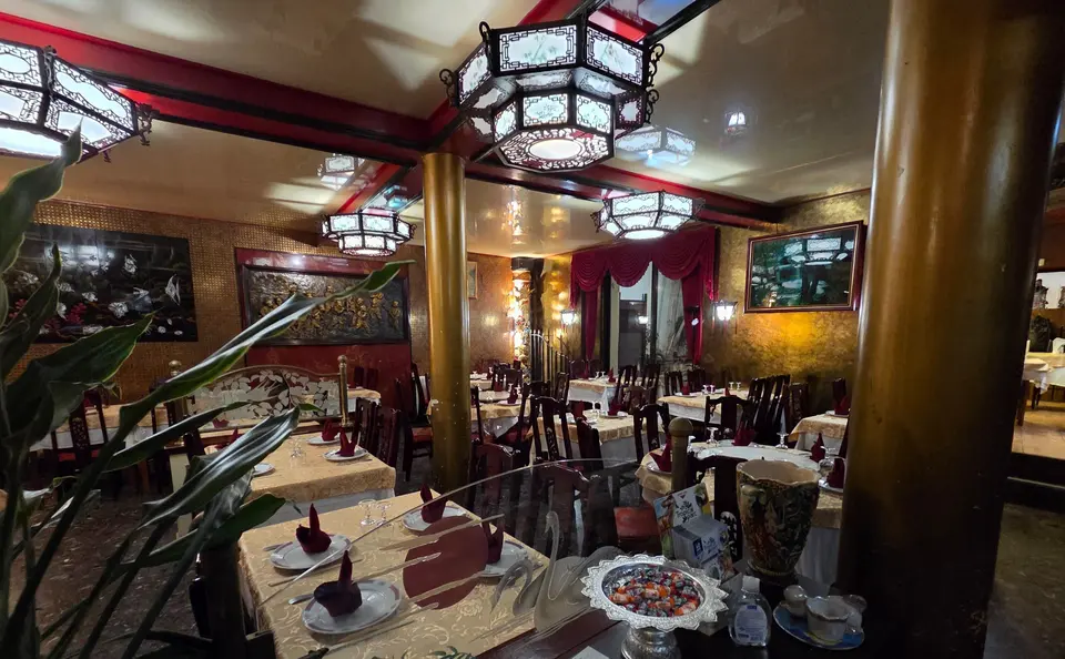 Salle du Restaurant Kinh Do à Auray, tables dressées et luminaires