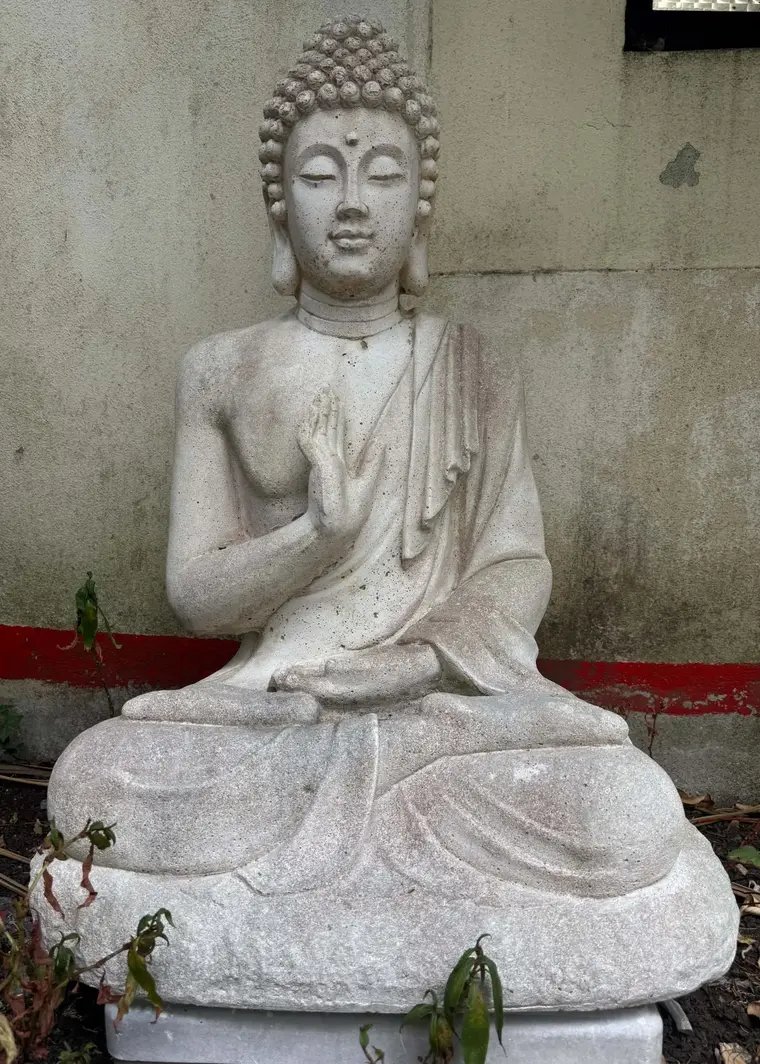 Statue blanche de Bouddha dans le Restaurant Kinh Do à Auray